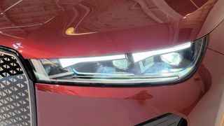 Primer plano de los faros del BMW iX