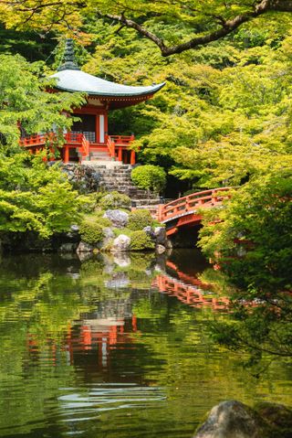 small Japanese garden ideas: red bridge over lake