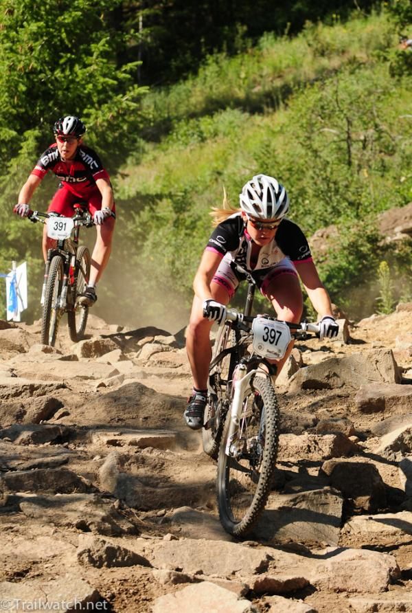 Kaila Hart (NoTubes Elite Women's Team) chases Jill Behlen