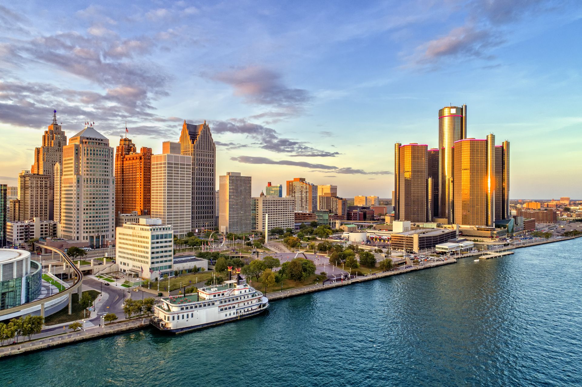 picture of skyline in Detroit Michigan