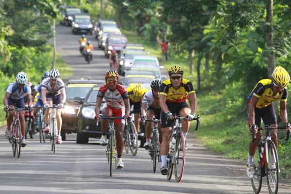 A small group nears the day's first mountain points.