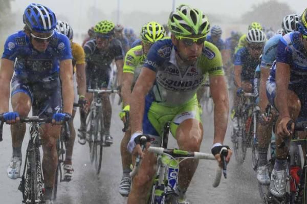 Vincenzo Nibali (Liquigas - Cannondale) pushes through the inclement conditions