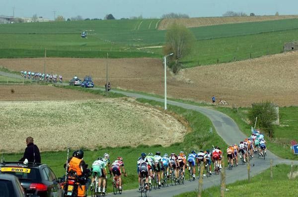 The peloton split after the crashes on the descent from the Kemmel