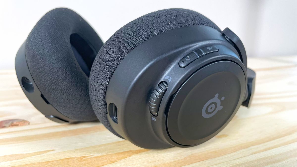 Close up of the buttons on the right side of the SteelSeries Arctis Nova 7X