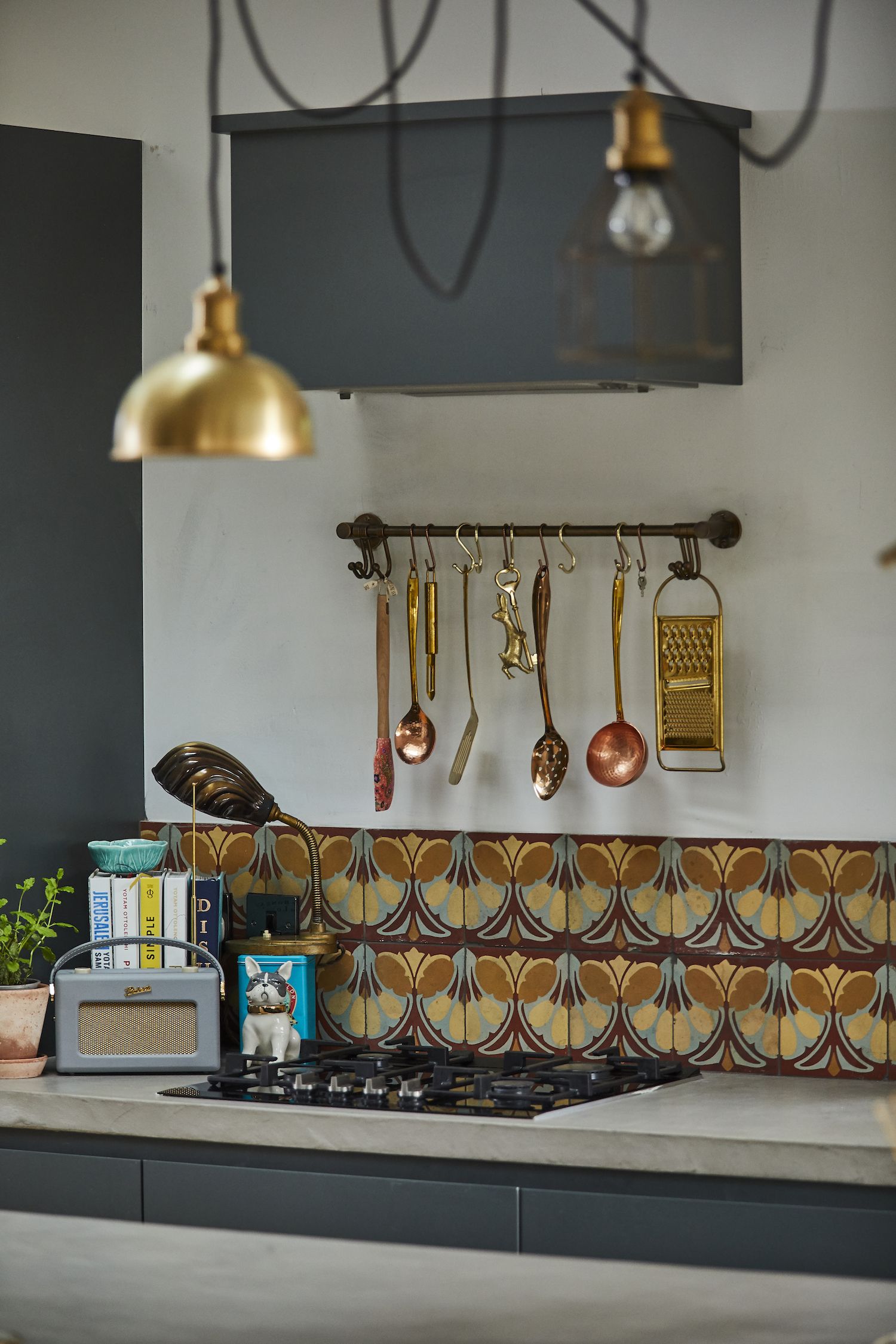 kitchen backsplash ideas with boldly colored tiles