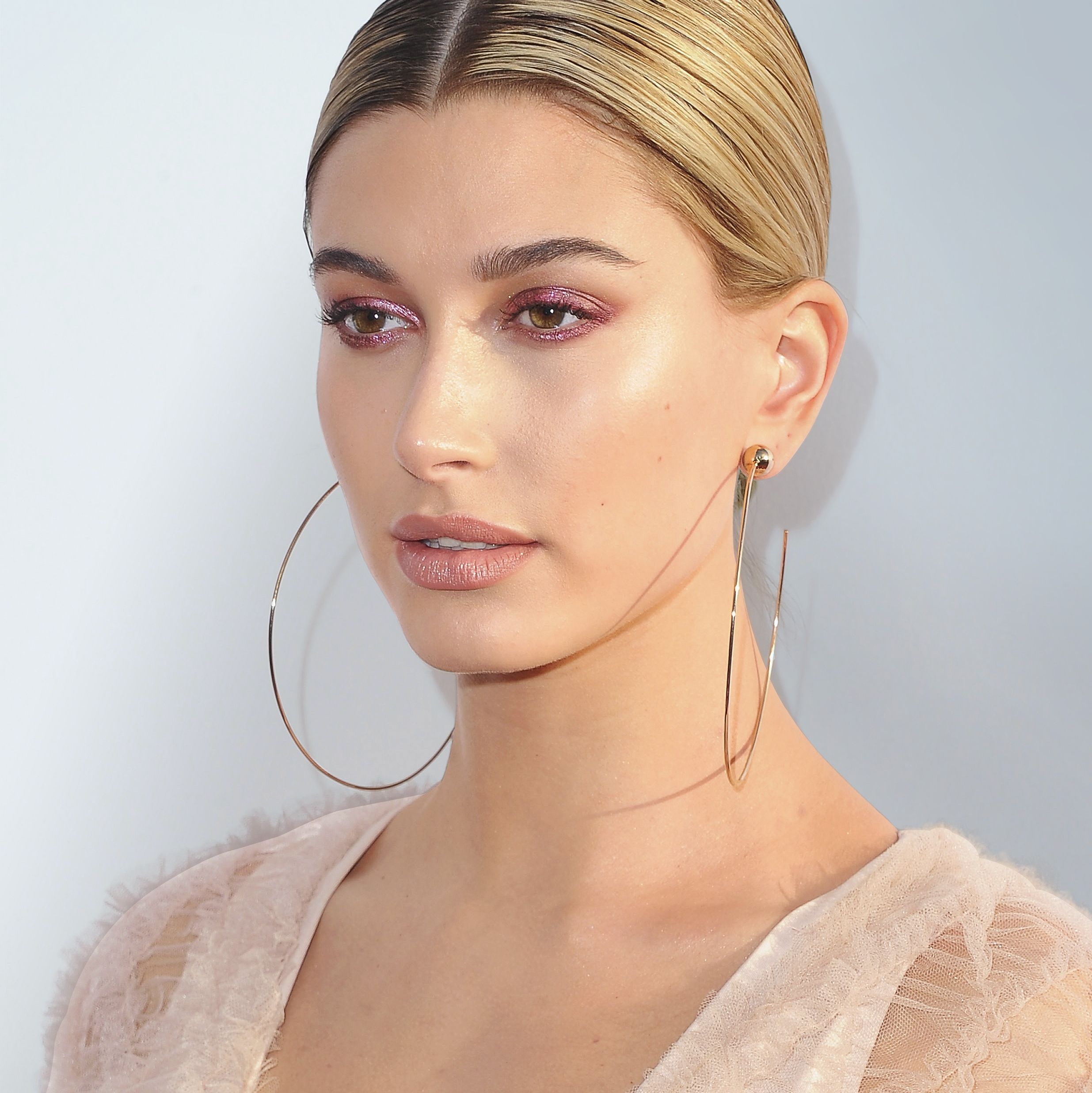Hailey Baldwin's Hairstyles & Hair Colors | Steal Her Style