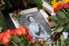 Tributes and flowers in memory of Queen Elizabeth II are seen in Green Park on September 13, 2022 in London, England. (Photo by Chris Jackson/Getty Images)