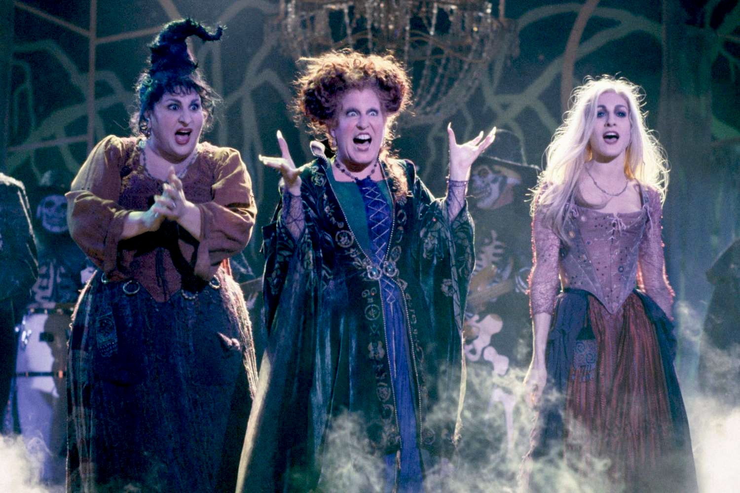 sarah jessica parker wears a corset dress as sarah sanderson in hocus pocus
