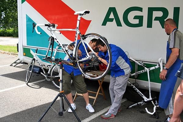 The Shimano guys inspect the way their new components fit to one of the Cr&eacute;dit Agricole team Looks.