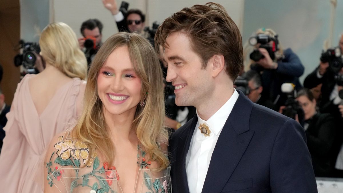 Suki Waterhouse Shares First Photo of Her and fiancé Robert Pattinson's Baby - Vimarsana News