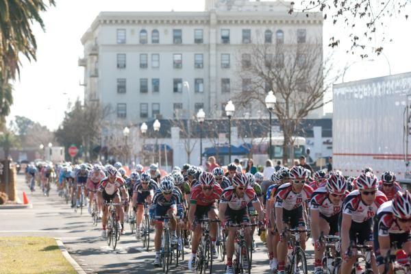 The men's field makes its way down the finish straight of the Merco Cycling Classic criterium.