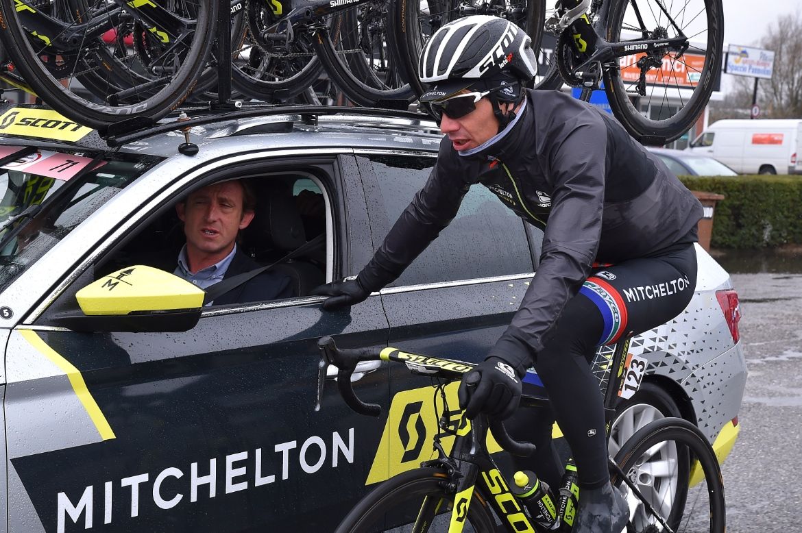 Daryl Impey has a chat with Matt White at the team car