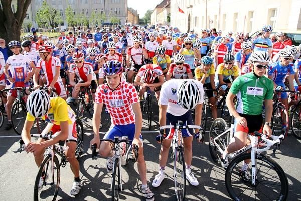 The jersey wearer's presented at the start of the race.