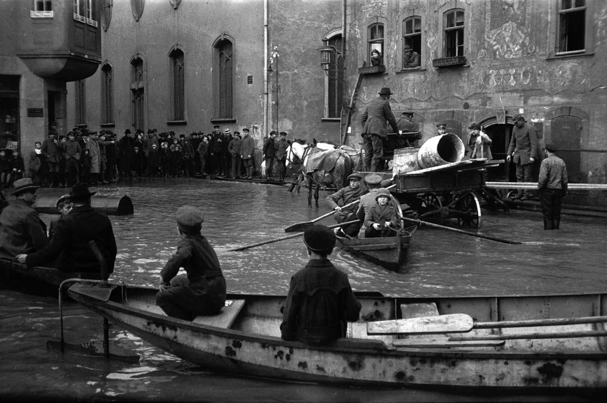 Flood in Wetzlar &ndash; Oskar Barnack, 1920 | Leica.com