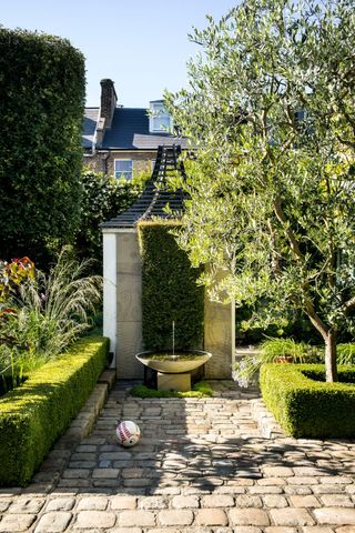 English-style garden with cobbled stone floor