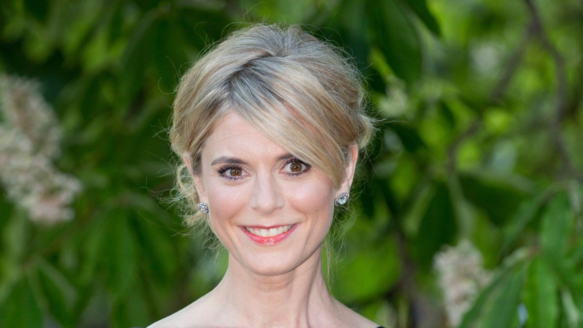 艾米莉亞福克斯 (Emilia Fox) 找到完美的冬季毛衣了嗎？她令人驚嘆的高領針織衫搭配羽絨外套看起來非常別緻