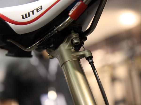 The aluminum upper shaft and head are formed as a single unit to eliminate any potential issues with a joint failure while the minimally exposed cable should help prevent contamination from mud and water.