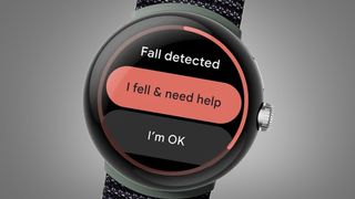 Un Google Pixel Watch que muestra la detección de caídas sobre un fondo gris