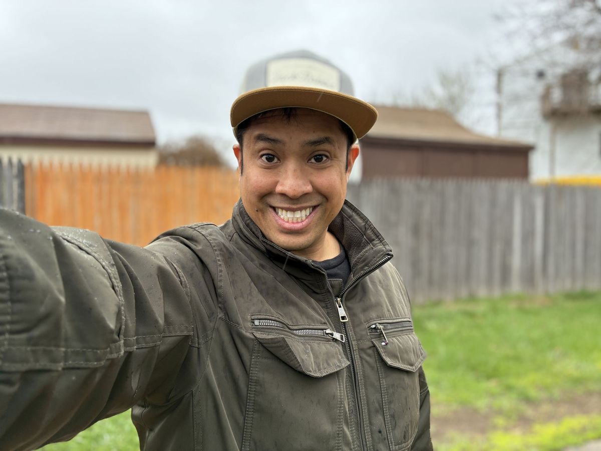 Apple iPhone 16e portrait sample.