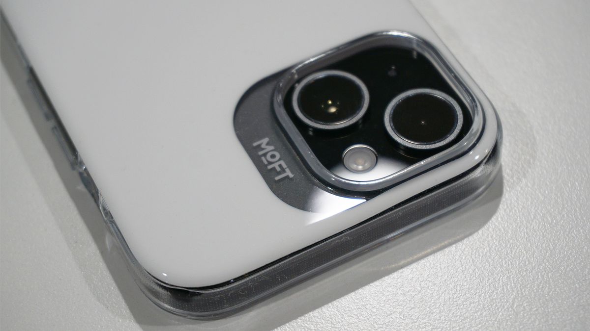 Moft iPhone 15 cases Pristine White camera closeup