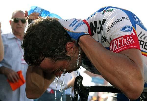 Gilberto Simoni (Serramenti Diquigiovanni - Androni Giocattoli) cools down.