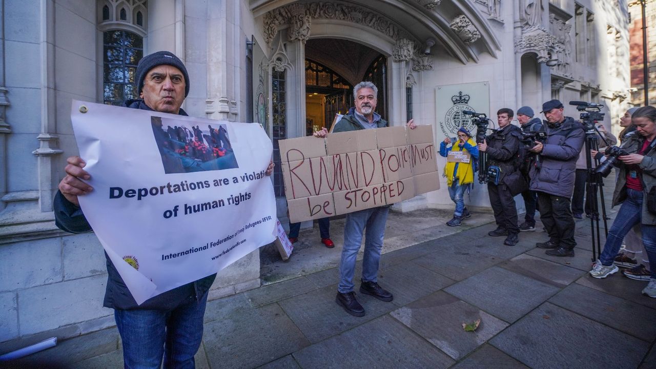 Rwanda deportation policy protesters