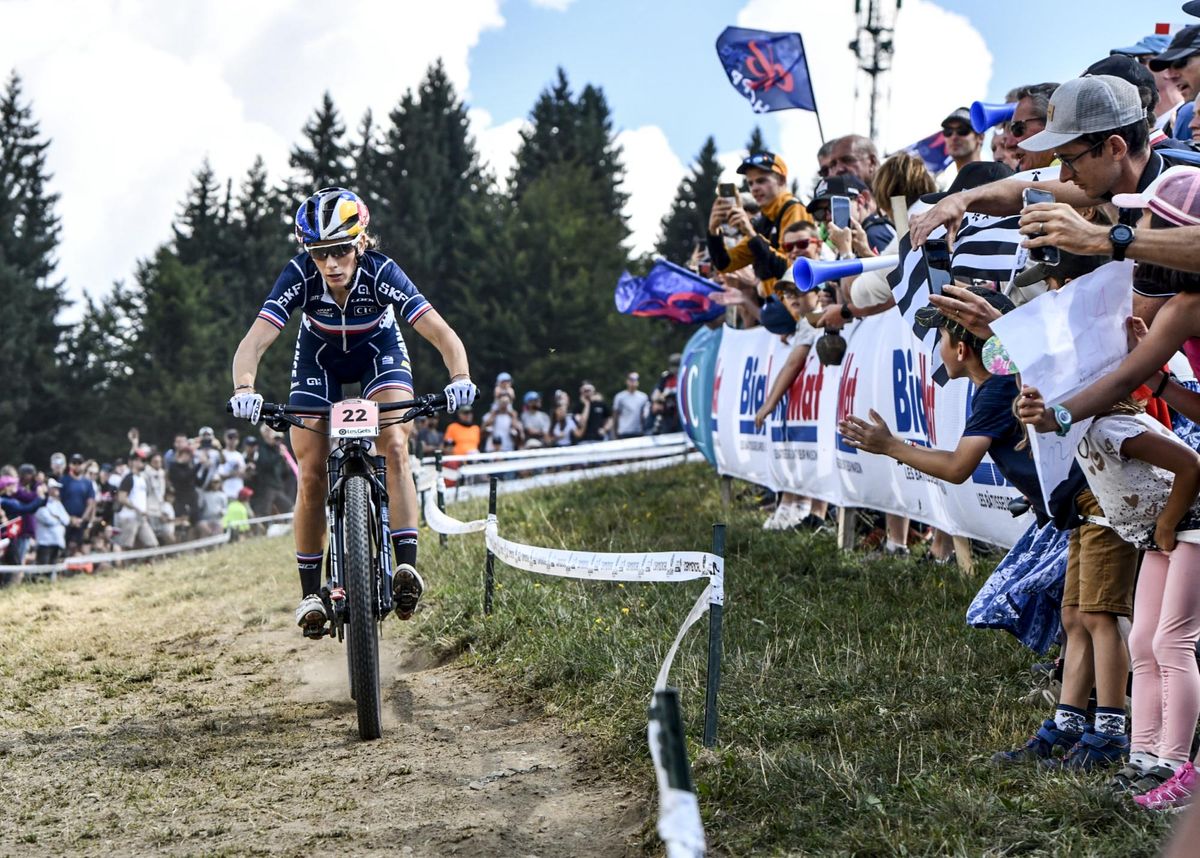 Pauline Ferrand Prevot (France) attacked early
