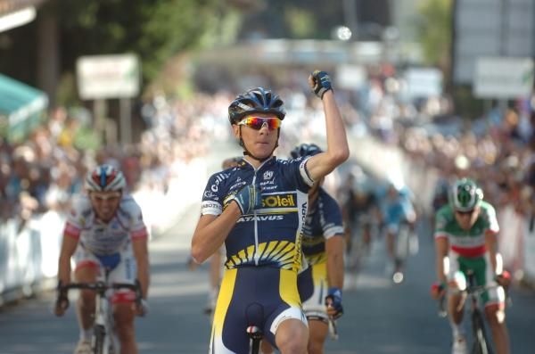 Riccardo Ricc&ograve; (Vacansoleil) dominated the sprint.