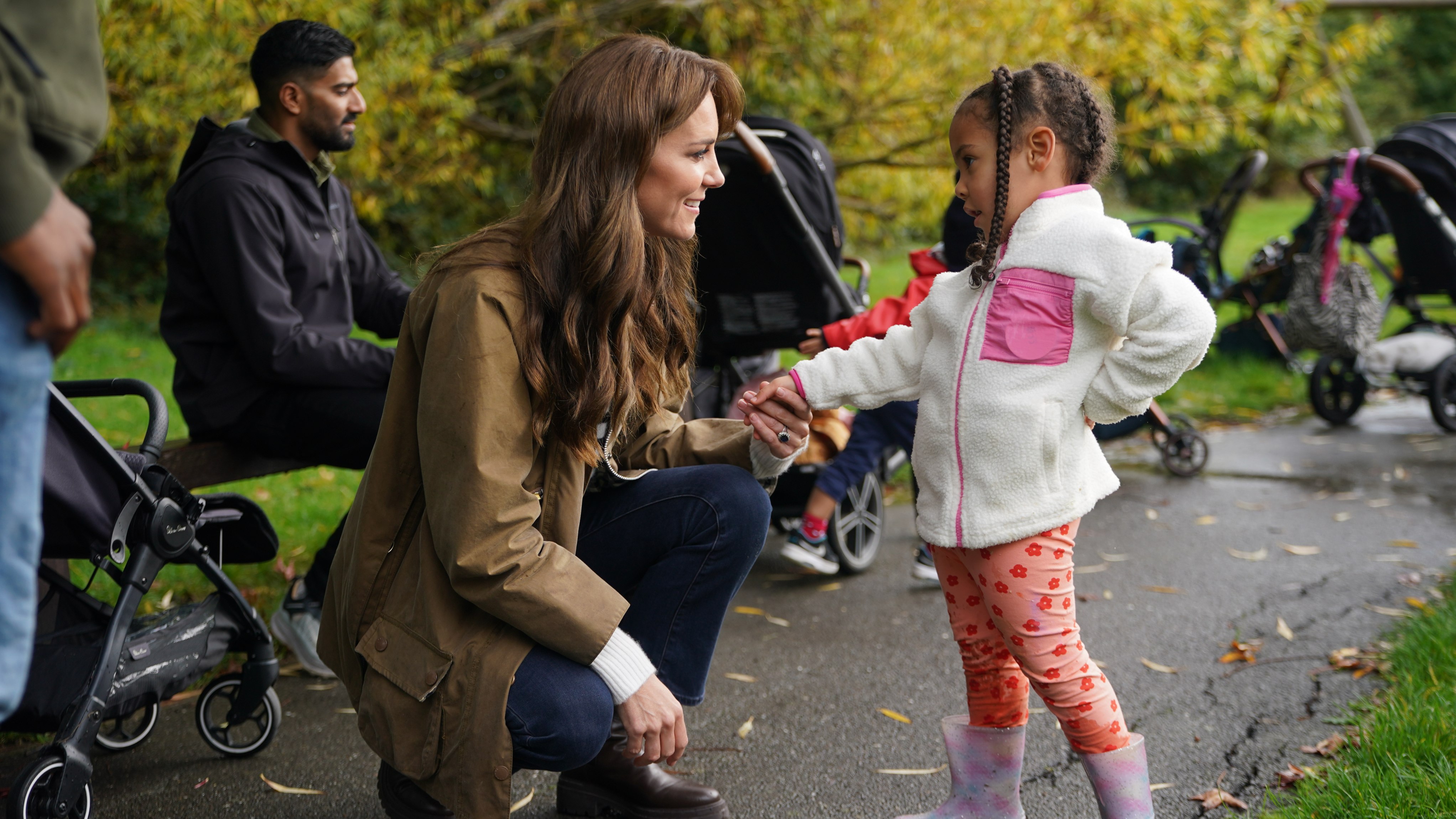Catherine, Princess of Wales meets Noa Redgrave, 4, during a visit to "Dadvengers", a community for dads and their children