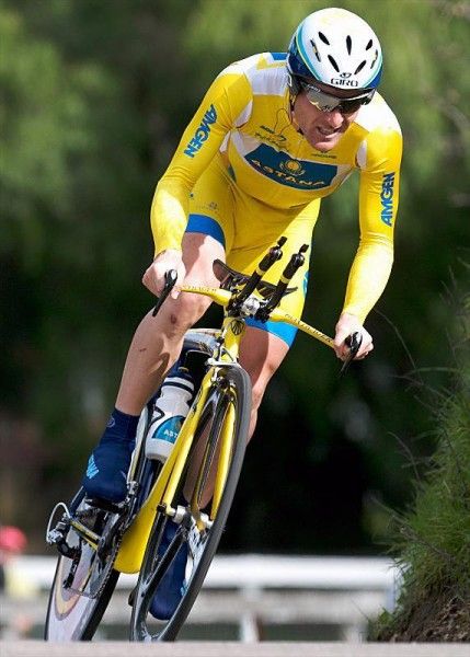 Levi Leipheimer (Astana) looks good in yellow.