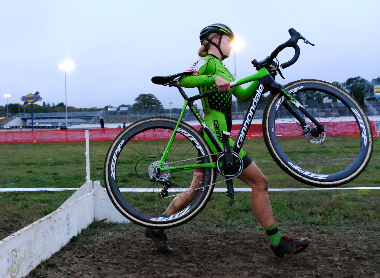 Emma White (Cannondale) running the barriers with one lap remaining