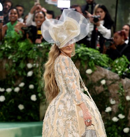 Sarah Jessica Parker wearing giant hat 