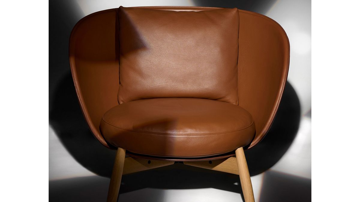 This Flexform armchair, inspired by the uplifted lapels of a jacket, is a calculation in comfort