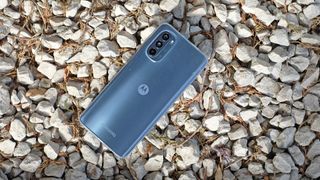 Motorola Moto G62 review back angled