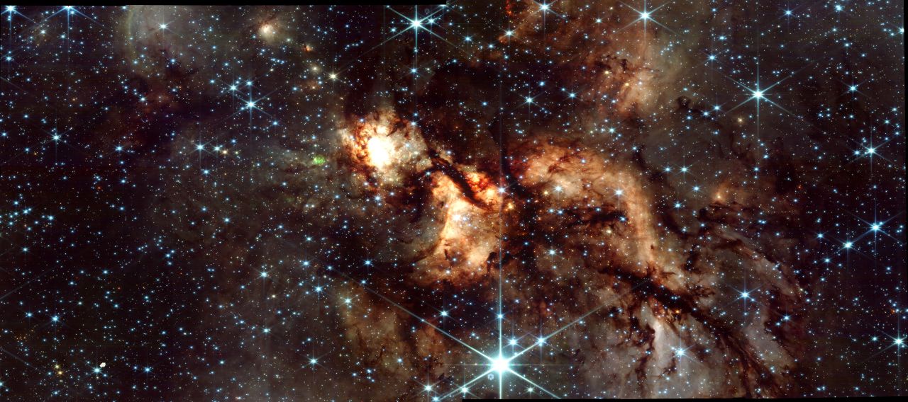 سحب الغاز باللونين الأبيض والذهبي على خلفية مرصعة بالنجوم