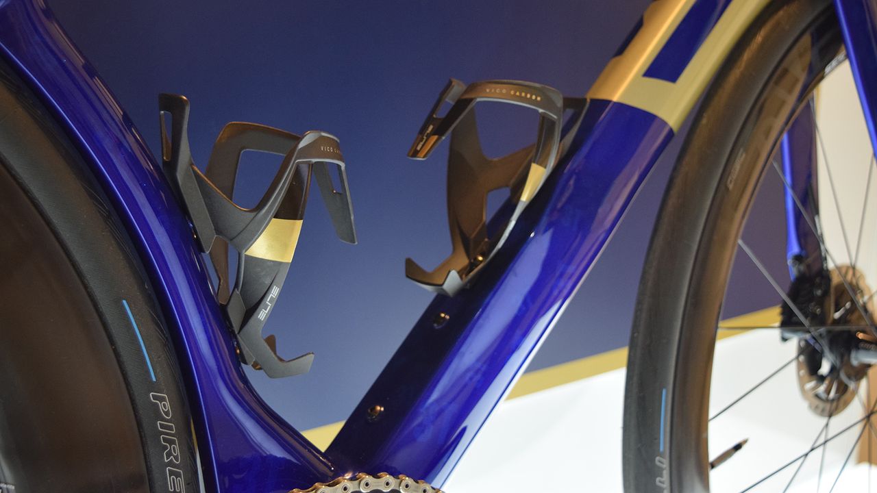 Colour coordinated Elite Vico Carbon bottle cages on the 3T Strada