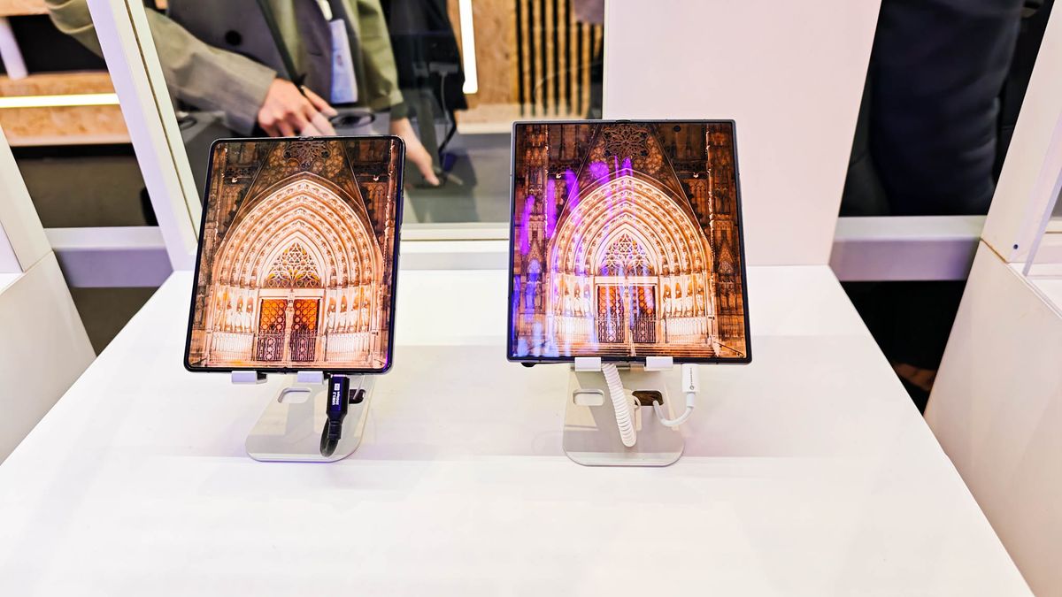 Samsung demoing a crease less panel next to Galaxy Z Fold 6 at MWC 2025