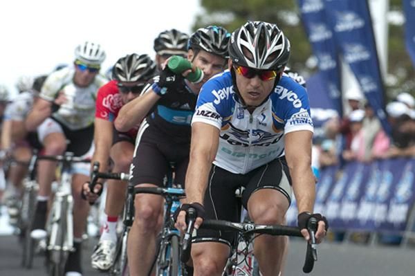 Robbie McEwen riding for the Jayco VIS team leads the peloton in search of Matthews and Gerrans in the concluding laps.