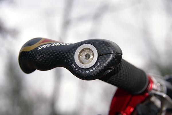 A sturdy aluminum bar plug allows Overend to run bar ends on the carbon bar.