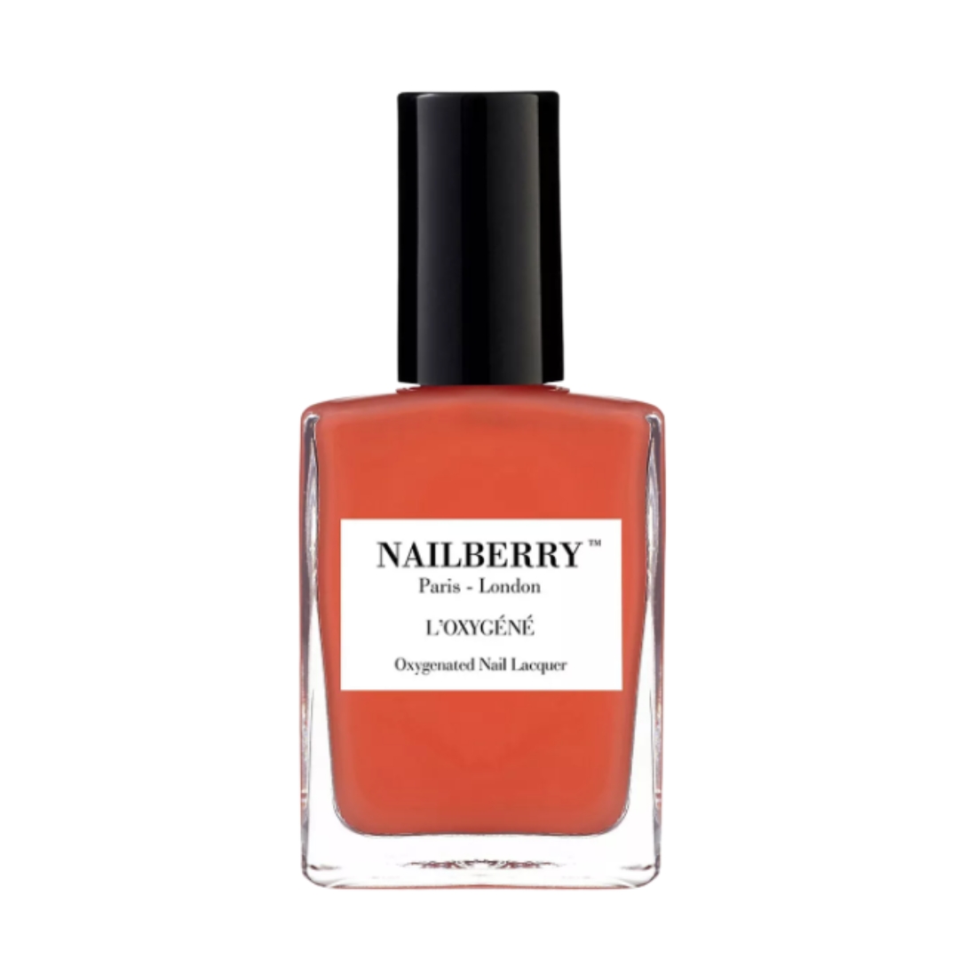 Výroba produktu nailberry l'oxygéné okysličená lak na nehty ve stínu (teplá oranžová) na bílém pozadí