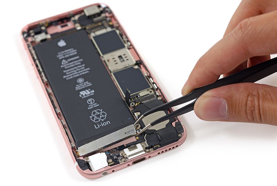 Iphone 6s внутри. Разобрать 6s. Вибромотор для iphone 6s. Разобрать 6s. Iphone 6 разобранный.