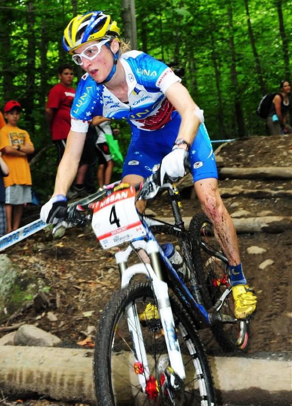 Catherine Pendrel (Luna Women's MTB) chasing race leader Willow Koerber (Gary Fisher/Subaru).