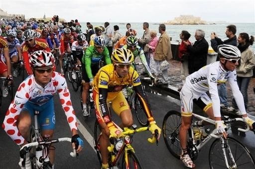 Race leader Alejandro Valverde (Caisse d'Epargne) flanked by mountains leader Thomas Voeckler (Bouyges Telecom) and best young rider Riccardo Ricc&ograve; (Saunier Duval-Scott).