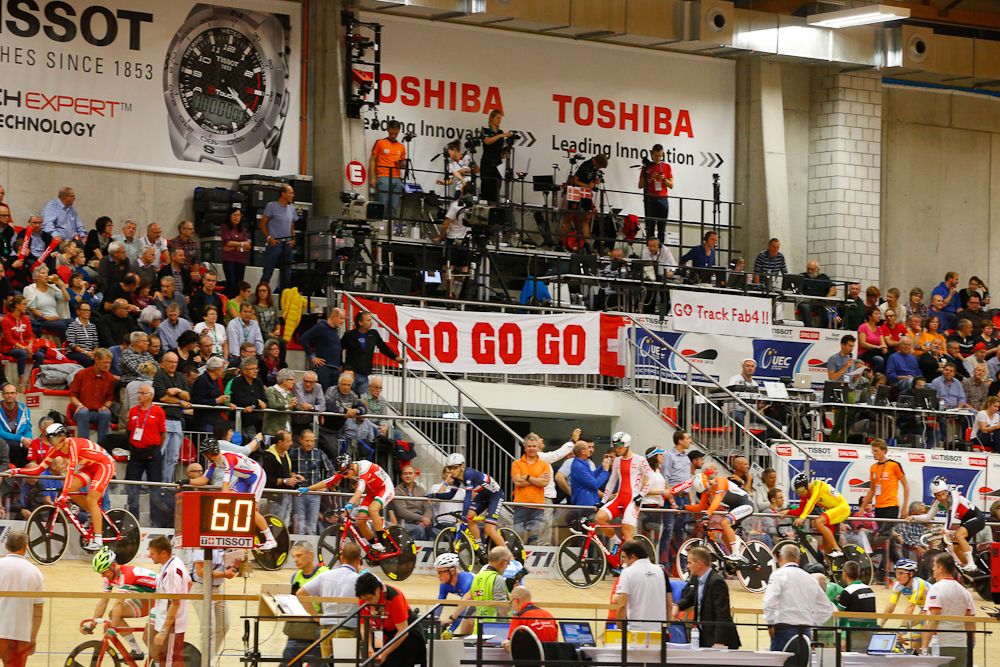 Waiting for the start of the men's scratch race.