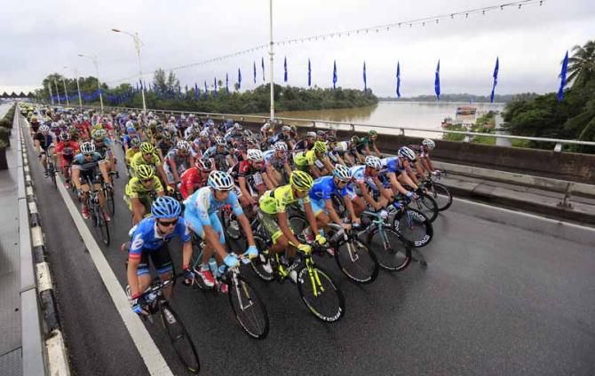 The peloton rolls through on stage 8 in Langkawi