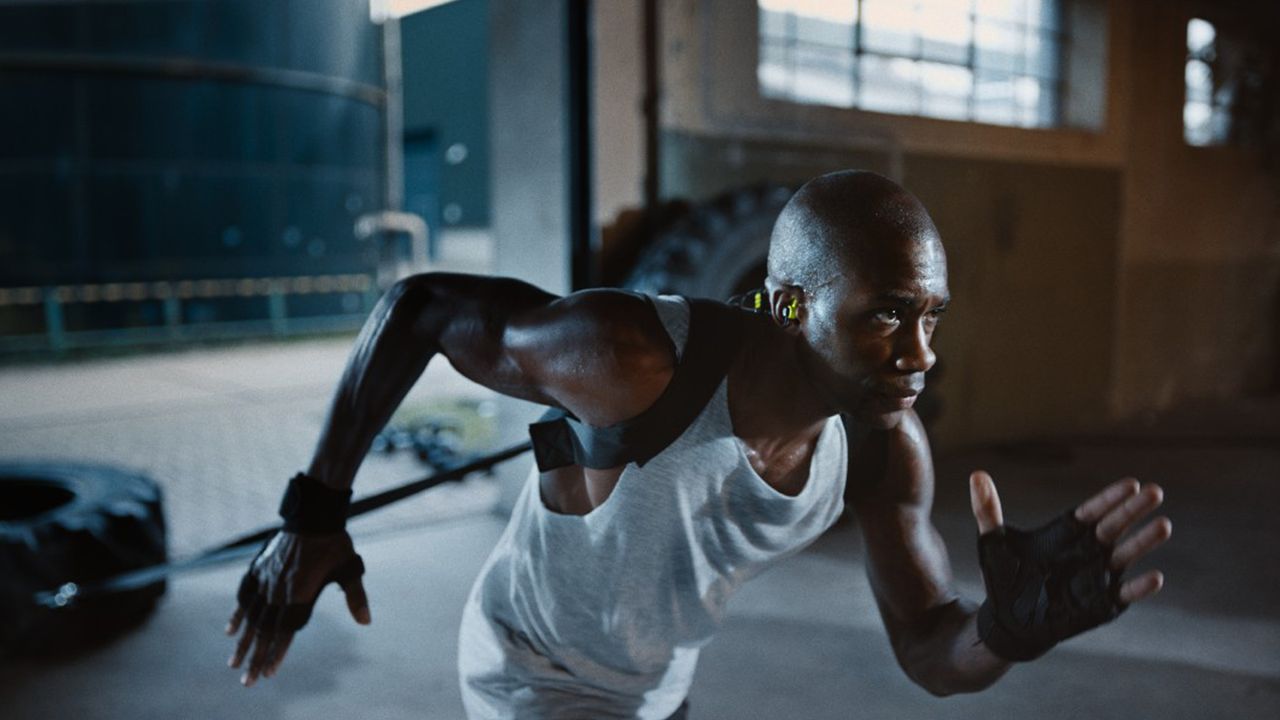 Man training whilst wearing the Sennheiser CX Sport in-ear headphones 