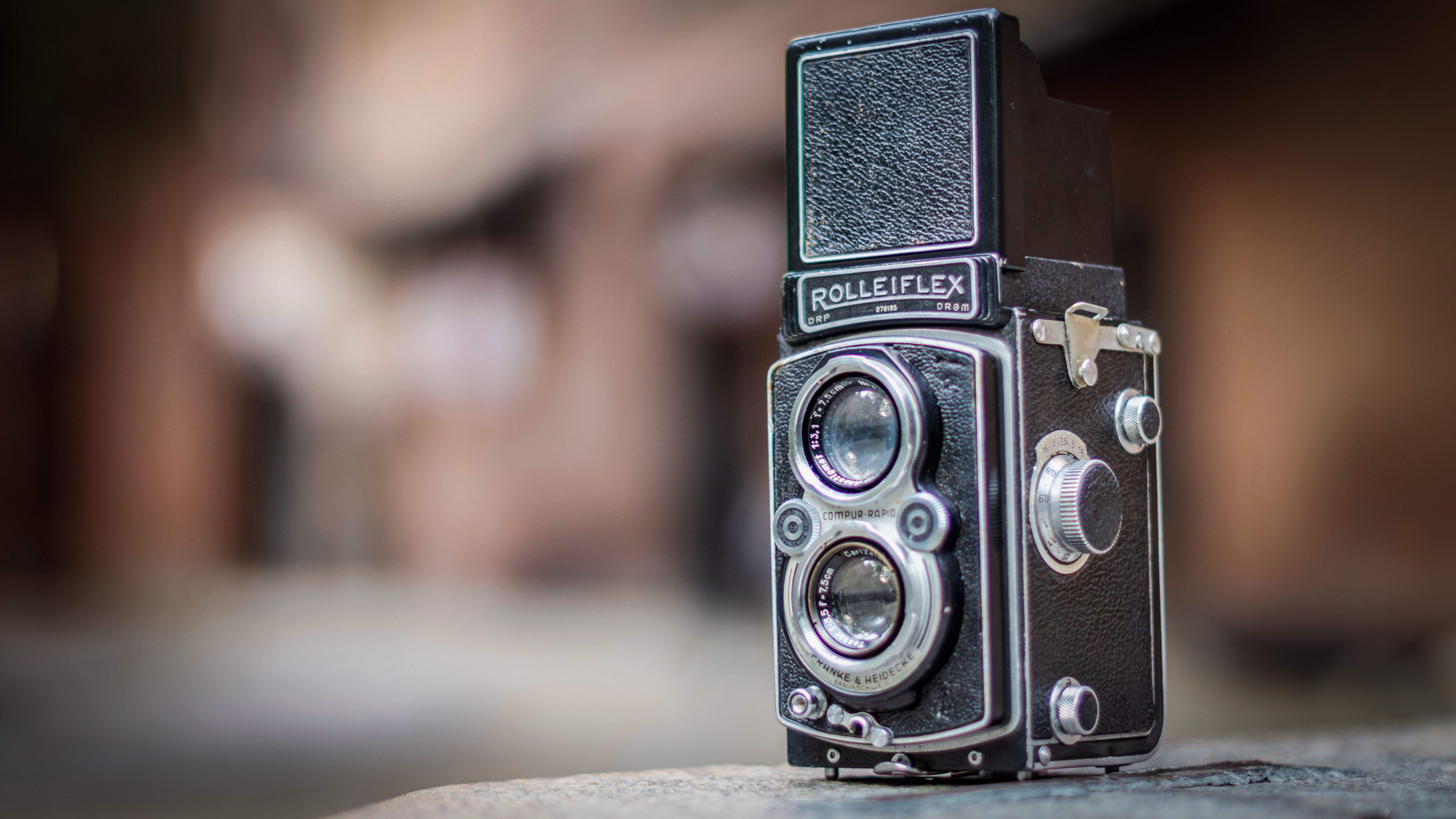 2SBBC51 Rolleiflex Automat 4kA, very popular from the 50s to the 70s, has been the main witness of the Dolce Vita.