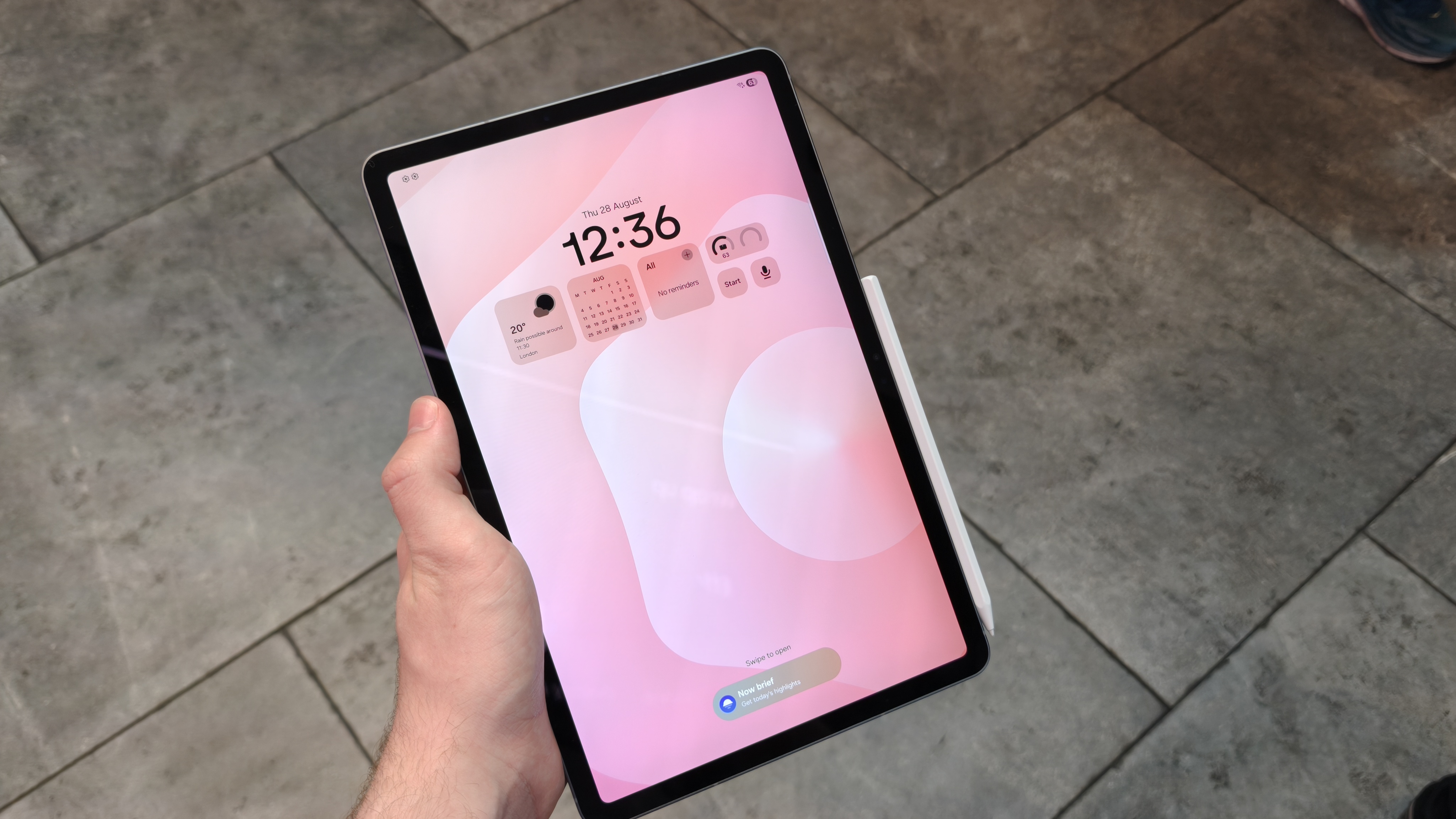 The Samsung Galaxy Tab S11, lock screen on