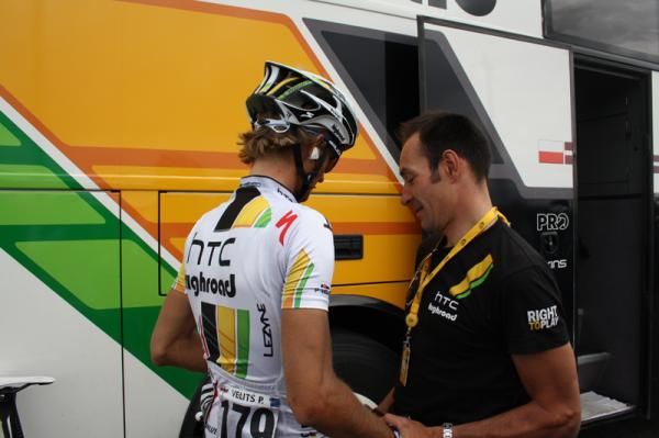Velits explains the action to Erik Zabel