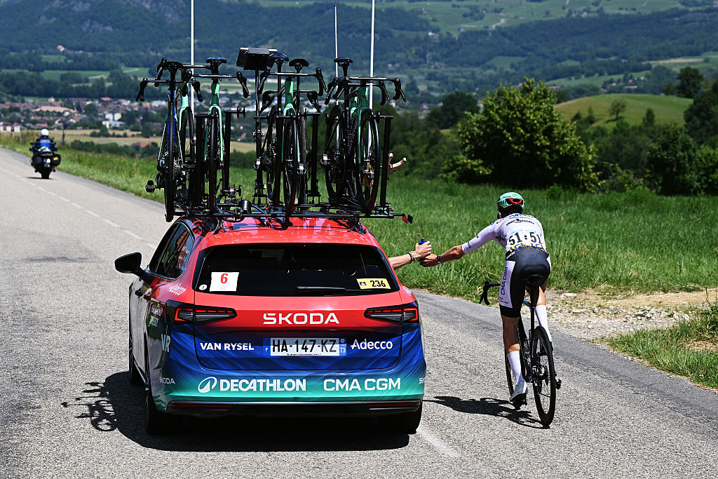GRAND COLOMBIER, FRANKREICH – 13. JUNI: Paul Seixas aus Frankreich und das CMA CGM Decathlon Team – Weißes Trikot für den besten jungen Fahrer treten verletzt nach einem Sturz während der 78. Tour der Auvergne-Rhône-Alpes 2026 an, der siebten Etappe der 133,6 km langen Etappe von La Bridoire nach Grand Colombier 1496 m / #UCIWT / am 13. Juni 2026 Grand Colombier, Frankreich. (Foto von Dario Bellingeri/Getty Images)